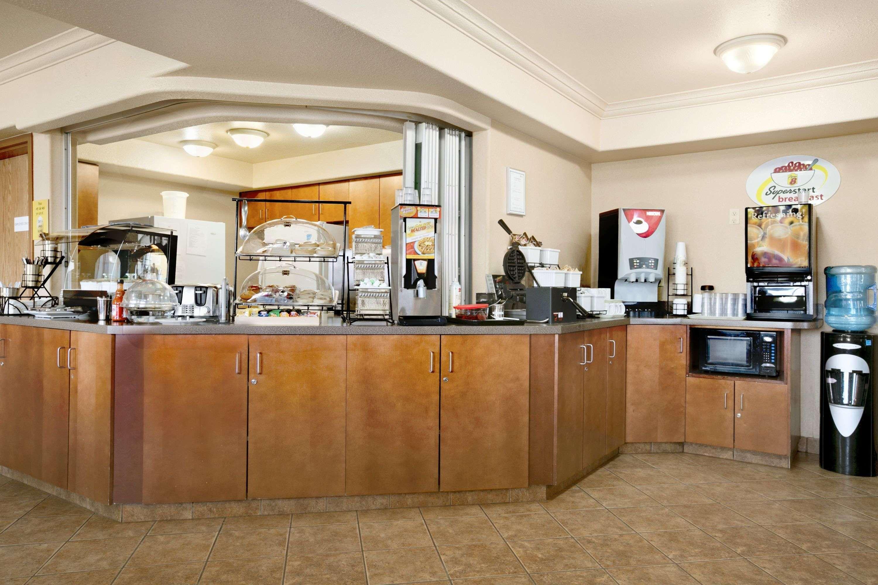 ซูเปอร์ 8 บาย วินด์แฮม ไฮเลเวล แอลเบอร์ตา Hotel ภายนอก รูปภาพ